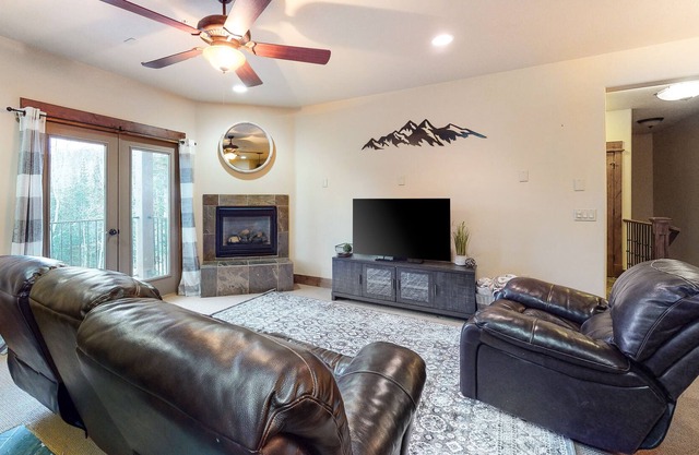 Cozy adventure condo w/free WiFI, mountain views, balcony, fireplace