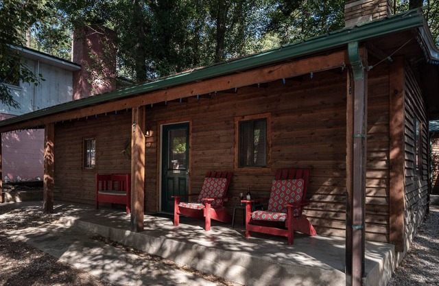 Cozy Bear 7, 2BRs, Fireplace, Midtown, Sleeps 6
