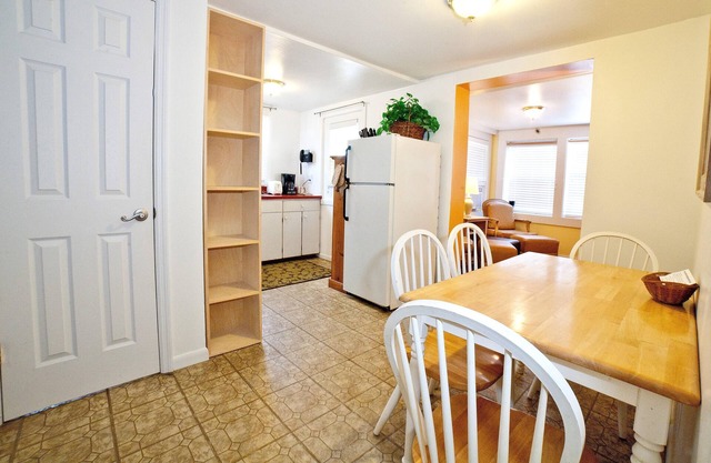 Cozy Ground-Floor Suite w/ Full Kitchen & Free WiFi - Near Dining & Shops