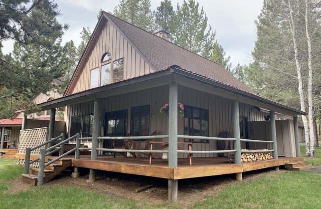 Cozy home in heart of Sunriver w/hot tub, close to Mt Bachelor