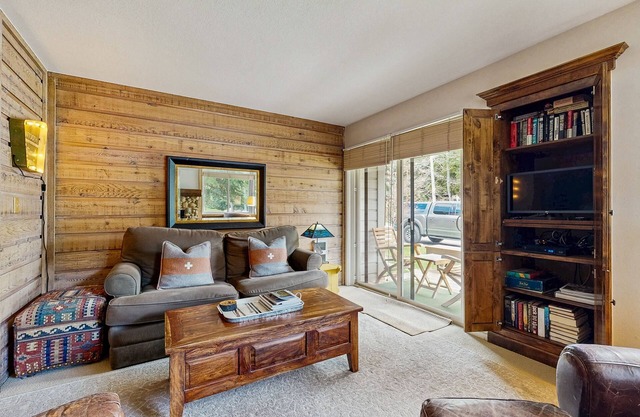 Cozy, Polished Condo w/Deck & Shared Outdoor Pool - Near Golf & Skiing