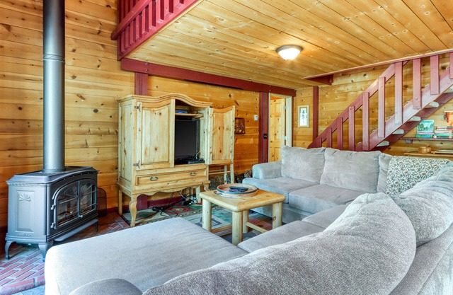 Cozy Sunriver cabin with WiFi and fireplace - SHARC passes included