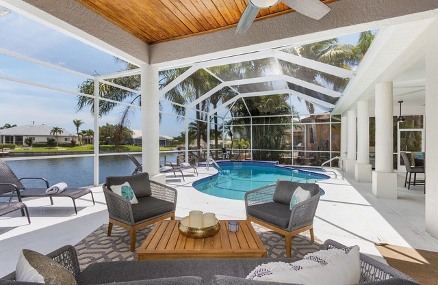 Custom Heated Pool, Intersecting canal views with gulf access! - Villa Sunshine & Unwind - Roelens