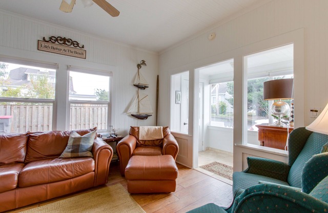 Dog-friendly cottage with great location, cozy interior, WiFi & washer/dryer