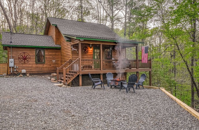 Dreamy wooded escape w/2 decks, resort access, WiFi, gas grills, hot tub/pool