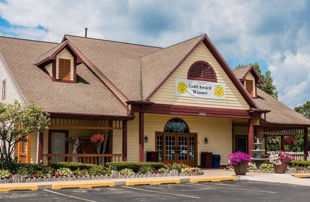 Econo Lodge Inn & Suites