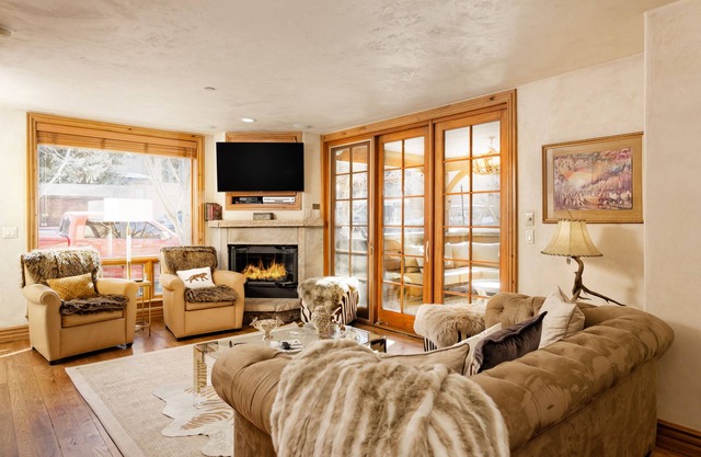 Elegant 3 BR/3 BA Mountain Views - #415 Walk to Lifts & Town
