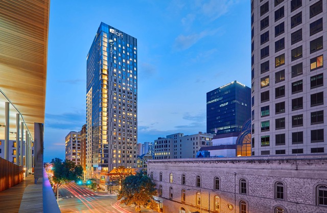 Element Austin Downtown