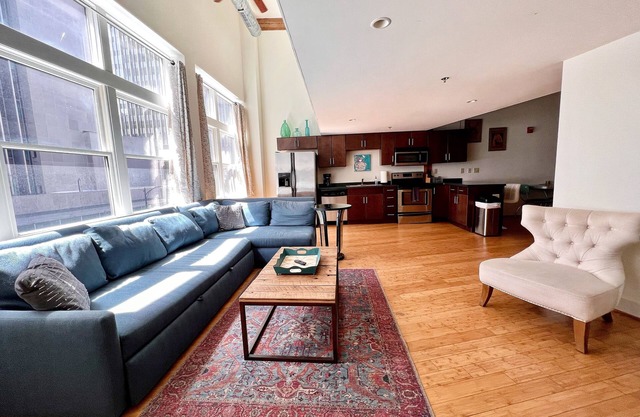 Enjoy extra savings | no rental car needed! Walk to Broadway! The Dolly Loft by Music City Loft