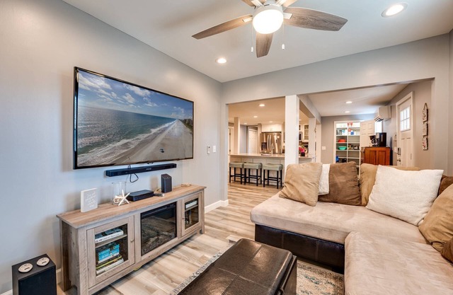 Enjoy GEM 3 in Jax Beach, 4 Blocks to Ocean ,Relaxing Screened Porch, Soaking Tub, Month Stays Ok