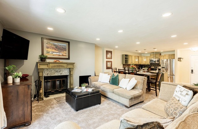Enjoy Luxury Resort Amenities in the Heart of Old Town Park City! Snowblaze 208