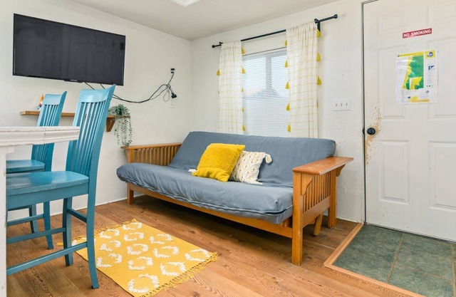 Excellent Location, *Pet Friendly*, 2 Blocks From Beach, Kitchen, WiFi, Community BBQ, Unit 7