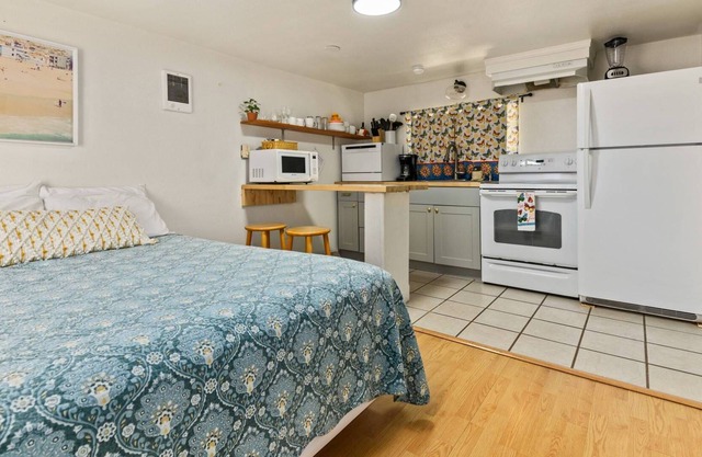 Excellent Location, Pet Friendly, 2 Blocks From Beach, Kitchen, WiFi, BBQ Access, Fire-Pit, Unit #4