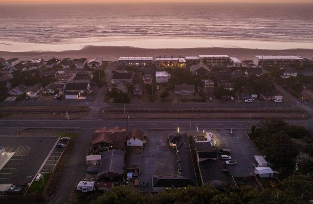 Excellent Location, *Pet Friendly*, 2 Blocks From Beach, Small Kitchen, WiFi, Fire-Pit, Unit #2