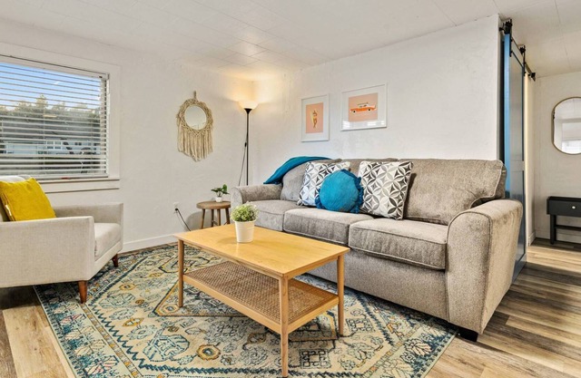 Excellent Location, Pet Friendly, 2 Blocks From Beach, Kitchen, WiFi, Community BBQ, FirePit, Unit 1