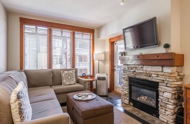 Fall Dates Available! Village Condo, in Lincoln House, with Mountain Views and Hot Tub Access!
