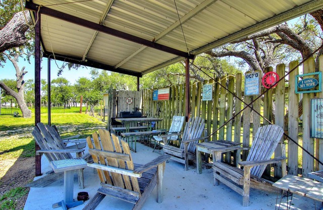 Fantasy Oaks Lodge 
