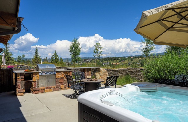 Fraser condo with Mountain Views | Hot Tub & Patio