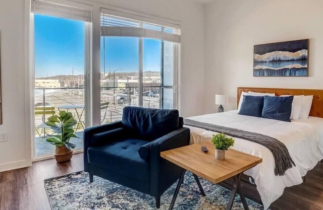 Frontdesk | Open + Bright Studio Apt near UAB
