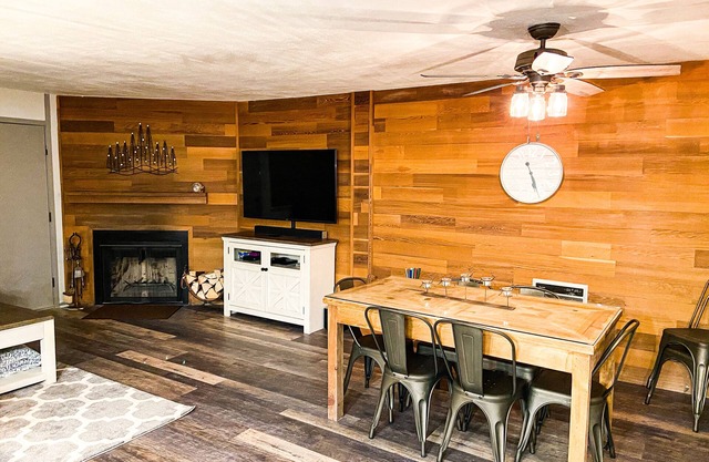 Jacuzzi Lounge Fireplace Laundry Brian Head 