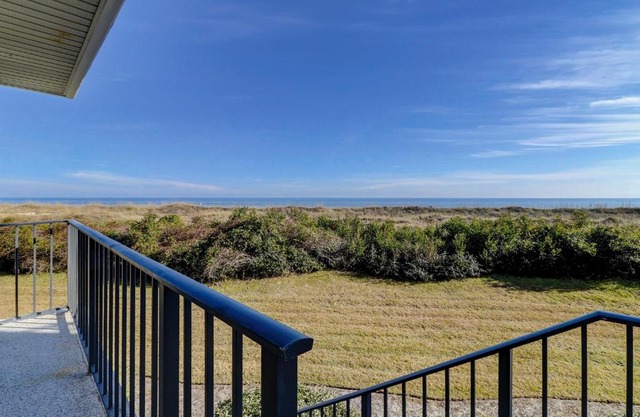 Gorgeous Ocean Views King 2 Queens close to ocean Bikes & Beach Gear Included