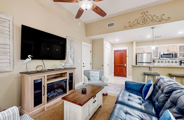 Ground-floor condo with patio, central AC, shared pool, & tennis