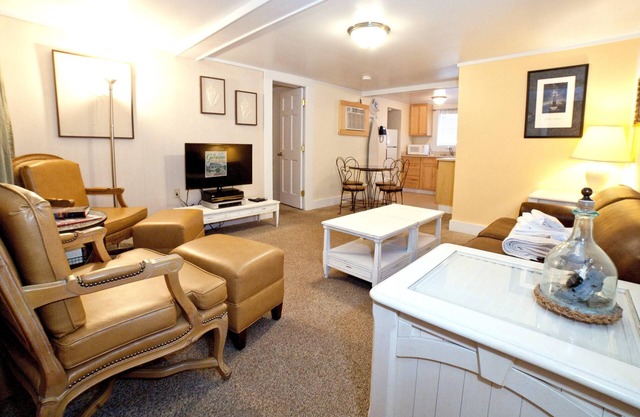 Ground-Floor Suite w/ Full Kitchen & Free WiFi - Near Dining & Shops