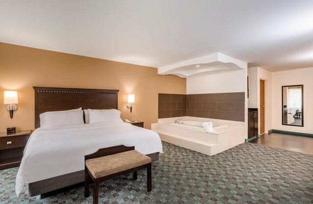 Holiday Inn Express Hotel & Suites Canton Canton