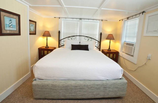 Homey Studio Suite w/ WiFi & Free Parking - Near Beach & Attractions