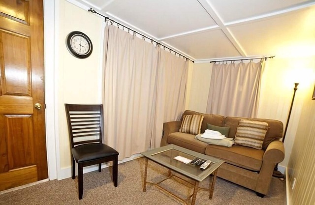 Homey Studio Suite w/ WiFi & Free Parking - Near Beach & Attractions
