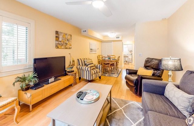 Inviting getaway with shared pool - quick walk to beach and trolley