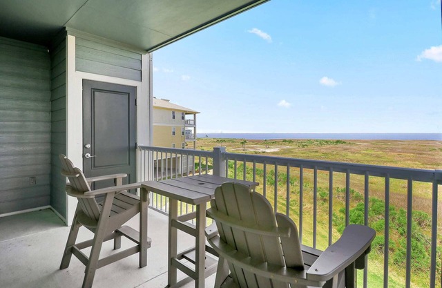Island Getaway - Dog Friendly with Stunning Views of the Bay