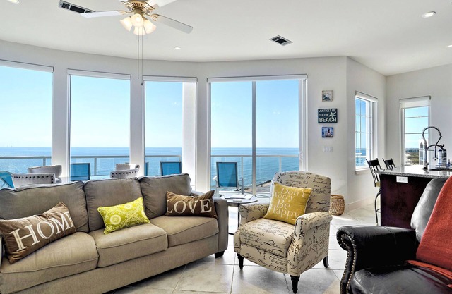 King of Diamonds | Beachfront, Curved Balcony!
