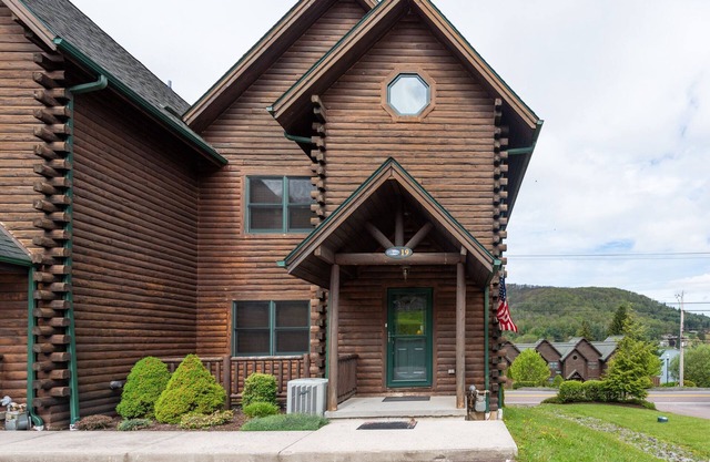Lake Access Townhouse #19 w/Hot Tub, & Shuffleboard!