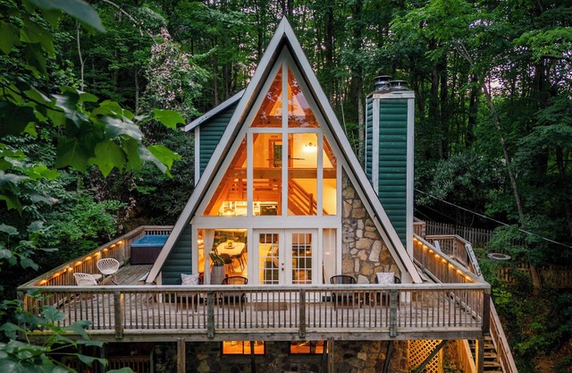 Little Green Cabin ~ A-Frame Dreams! Monster View! Arcade HotTub Gatlinburg Ober