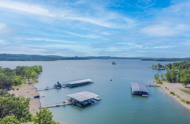 Luxurious 3BR + Loft with Fantastic View of the Lake! - Indian Point (U1115)