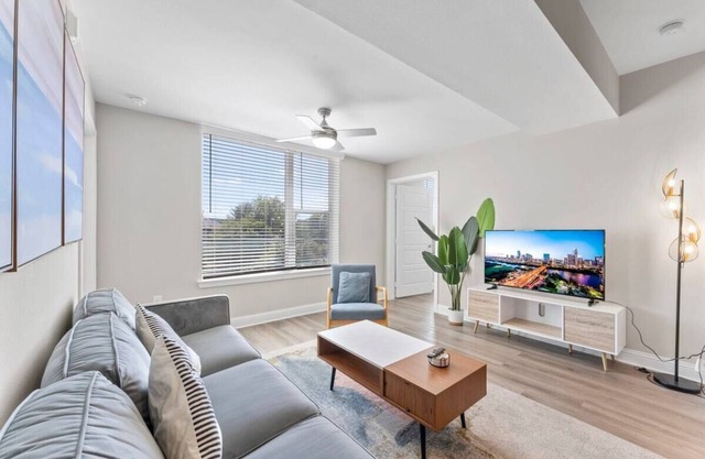 Luxury 2BR King Bed Suite, Fast WiFi, 8 Min to DT