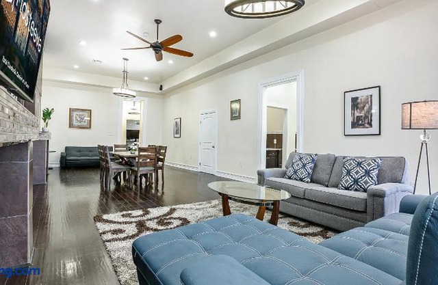 Luxury 4BR condo in Downtown by Hosteeva