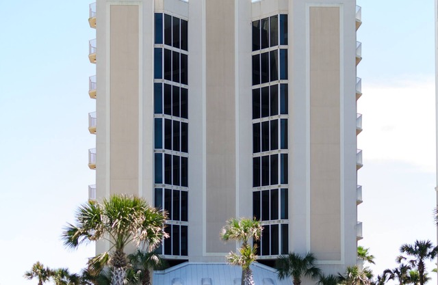 "Million Dollar View"-Chairs/Umbrella on beach provided/March1st - October 31st!