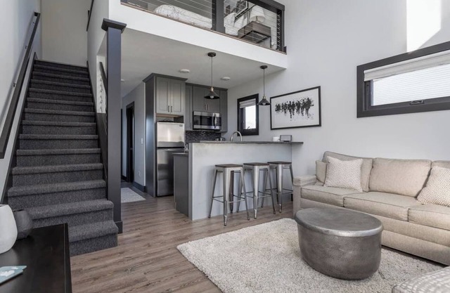 Modern and Stylish Condo Close to Downtown!
