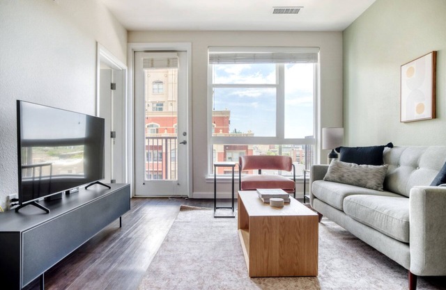 Modern Uptown 1BR w/ W/D, Gym & Pool, walk to RiNo bars, by Blueground