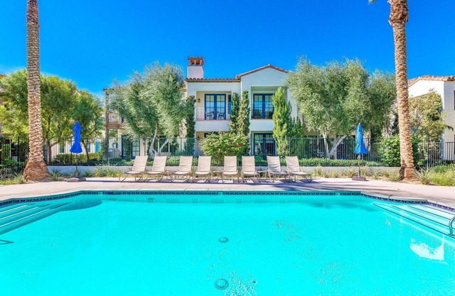 Near Pool! Luxurious Villa Overlooking Pool, Pet Friendly - Upstairs (C65)