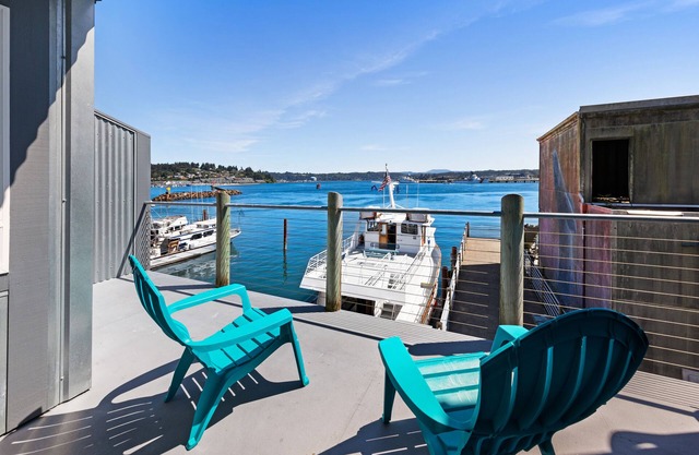 New listing! Bayfront Lodge Studio with a Fireplace & Balcony - Near the Beach!