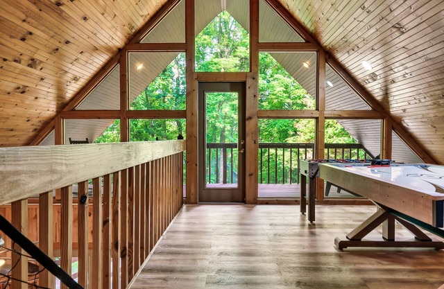 Next Door to Dollywood 🔥 Fire Pit 👙 Hot Tub 👑 King Beds 💥 Pigeon Forge GSMNP