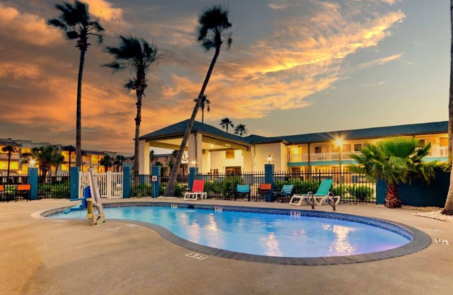 Non Smoking Family Villa Suite in Port Aransas Texas - Captains Quarters Inn