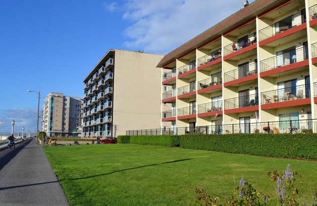 Oceanfront 4th floor, Balcony with Spectacular Ocean Views