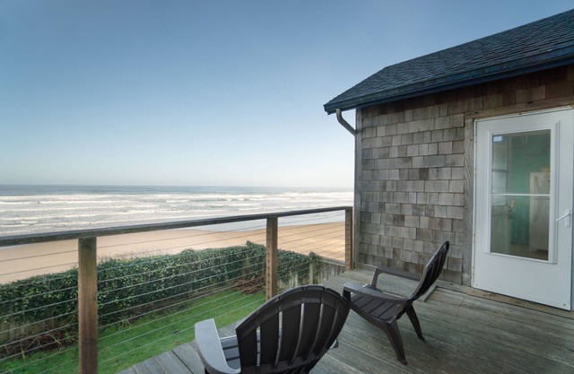 Oceanfront beach cabin, enjoy beach views and the deck at this pet friendly home