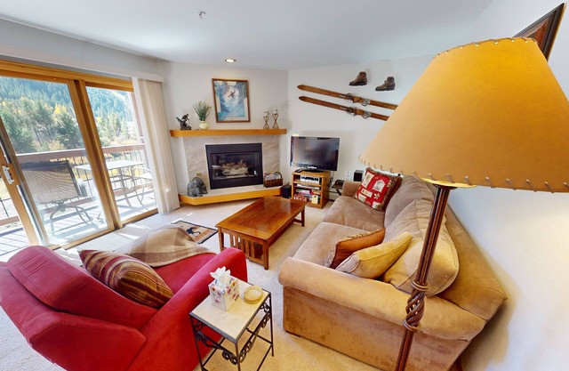 On River Trail, Deck. Walk/Shuttle to Shops, Dining, Events. 2 Hot Tubs