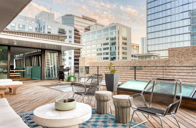Paramount Place by AvantStay 4 Story Apartment in Heart of Austin w/ Movie Theatre & Hot Tub