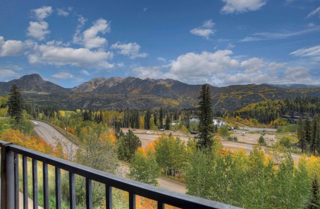 Peregrine Point Condo Steps to Lifts - Amazing Views